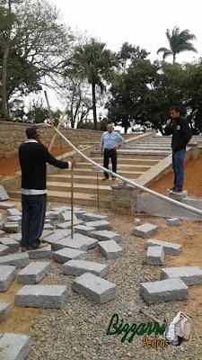 Bizzarri visitando a obra e orientando onde estamos fazendo a construção da escada de pedra com pedra folheta e nos patamares da escada de pedra a colocação de pedra folheta com juntas de grama com as muretas de pedra de paralelepípedo rachado em sede da Fazenda em Atibaia-SP. 17 de agosto de 2016.