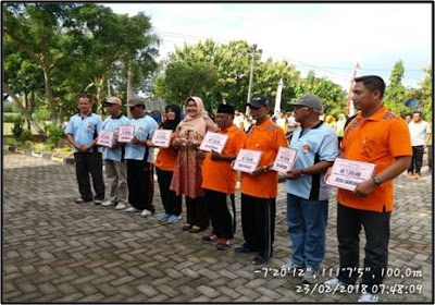 BUPATI SRAGEN SERAHKAN DANA SOSIAL PEMBUATAN JAMBAN
