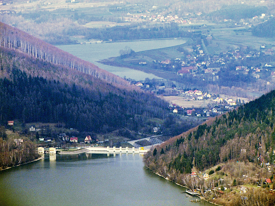 Zapora Porąbka spiętrzająca wody rzeki Soły, tworząc Jezioro Międzybrodzkie (wybudowana w latach 1928–1937).