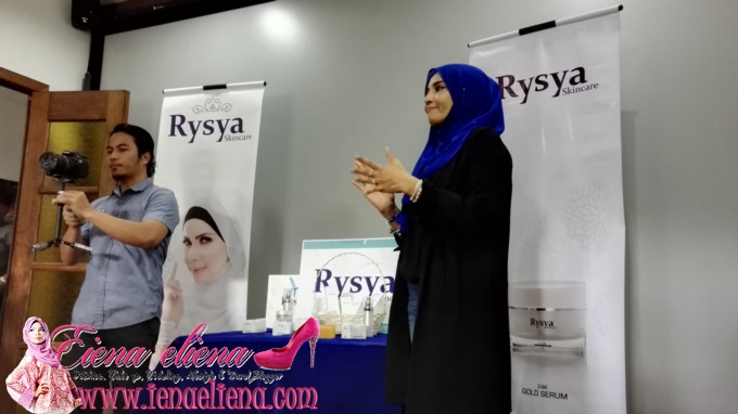 Puan Noorazlina, pengasas produk Rysya Skincare sedang memberi penerangan mengenai produk rysya skincare