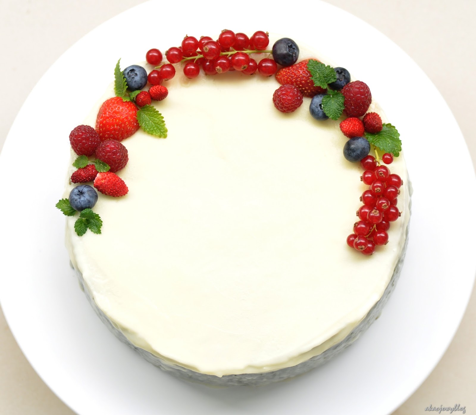 Tort matcha z owocami jagodowymi na czwarte urodziny bloga. 