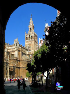 Sevilla - La Giralda desde la Puerta del Patio de Banderas