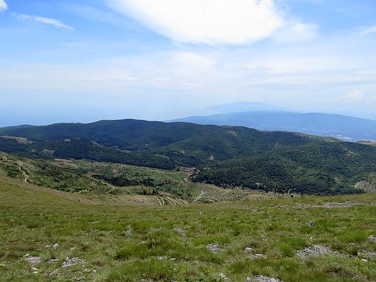 W dali na południu majaczą się Góry Pelion. W dali na południu majaczą się Góry Pelion.