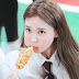 Twice Nayeon đang ăn xúc xích kìa