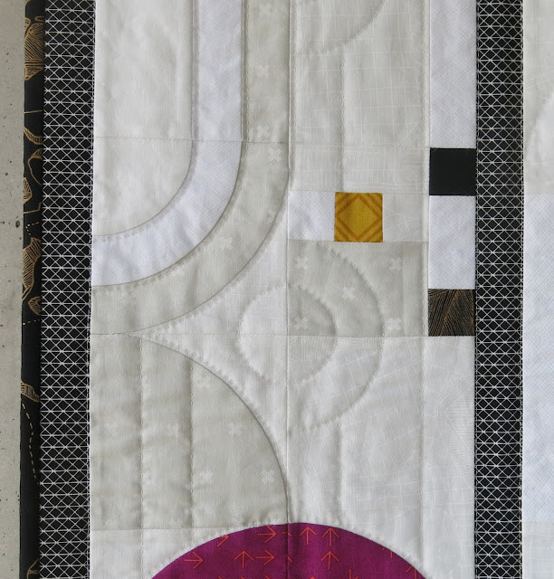 Luna Lovequilts - Art Deco style quilt - Hand quilting detail