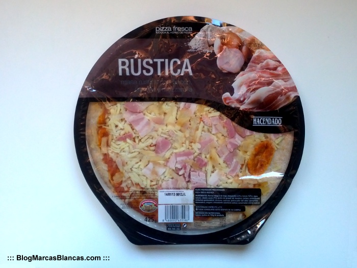 Pizza rustica Hacendado de Mercadona con harina integral, bacon y cebolla.