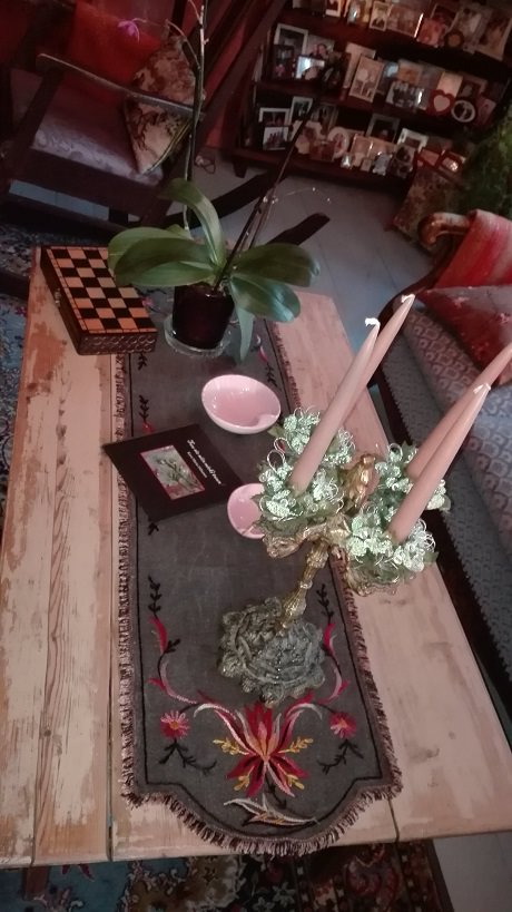 Olohuoneen pöydällä on tumma, taidokkaasti tehty pöytäliina. vanha käsityö merkattu taidonnäyte