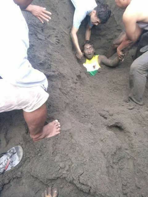 Ingin Ketawa Tapi Kasihan Lihat Pria Ini Terkubur Pasir Pantai Sekujur Tubuh Karena Kejadian Ini, Lihat Videonya..