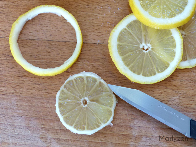 Retirez la peau des rondelles de citron.