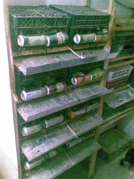 клетка из пластиковых ящиков. клетка для перепелов из пластиковых ящиков с яйцесборником своими. клетка для перепелов из пластиковой сетки. клетка для перепелов из пластиковых ящиков с яйцесборником. клетка для перепелов из пластика.