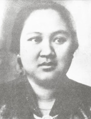 Biografi Dewi Sartika Biografi Dewi Sartika Raden Dewi Sartika adalah seorang tokoh wanita pelopor pendidikan yang ada di Indonesia. Ia berjuang keras dalam mewujudkan pendidikan yang layak bagi kaum wanita pada saat itu, yang di mana pada saat itu wanita masih belum mendapatkan pendidikan yang layak sehingga menyebabkan kaum wanita pada saat itu sering dipandang remeh oleh kaum laki-laki yang berpendidikan tinggi. Dewi Sartika lahir pada tanggal 4 Desember di Bandung, Jawa Barat. Orang tuanya berasal dari priyayi Sunda, yang bernama Raden Somanagara dan Raden Ayu Rajapermas. Ayahnya merupakan pejuang kemerdekaan pada masa itu. Kedua orang tuanya bersikeras untuk menyekolahkannya Sartika di Sekolah Belanda walaupun hal tersebut bertentangan dengan budaya adat pada waktu itu. Saat menjadi patih di Bandung, Raden Somanagara menentang Pemerintah Hindia-Belanda, yang menyebabkan istrinya dibuang di Ternate. Dewi diasuh oleh pamannya yang merupakan kakak dari ibunya, yang bernama Arya yang pada saat itu menjabat sebagai Patih di Cicalengka. Ia diasuh oleh pamannya lantaran ayahnya meninggal dunia dan juga ibunya yang telah diasingkan ke Ternate. Setelah ayahnya tiada, pamannya yang merupakan patih Cicalengka mengambil Dewi Sartika untuk dirawat. Dari pamannya ini juga lah ia mendapatkan berbagai ilmu tentang kesundaan. Selain dari