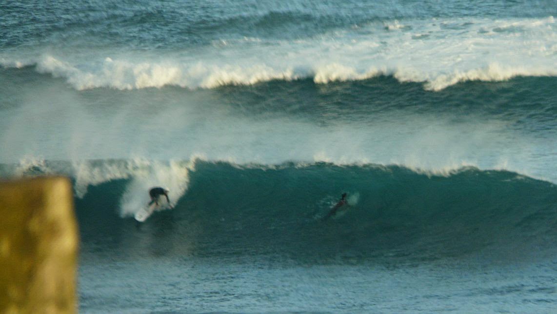 surfistas cogiendo una ola sopela