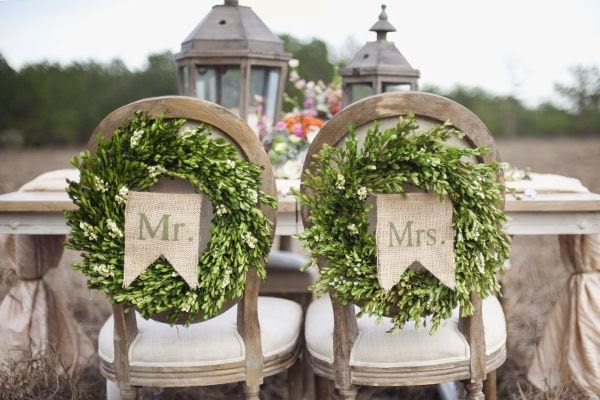 Sillas de los novios adornadas con coronas Adornar sillas de bodas de los novios con corona y banderillas de yute Mr & Mrs