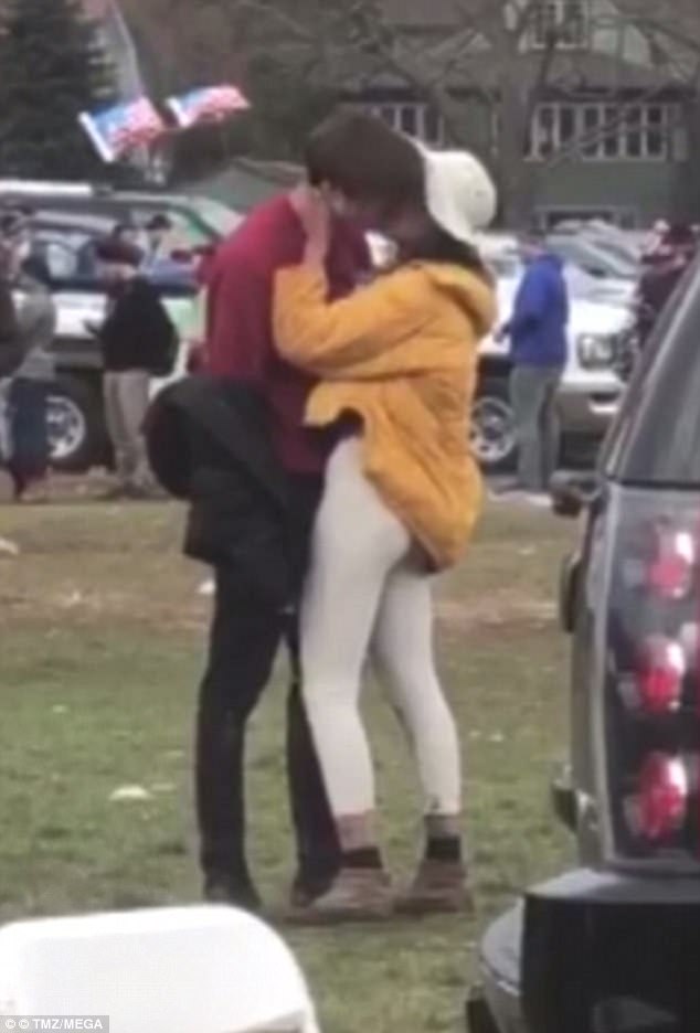 Malia-Obama-Rory-Farquharson-kissing