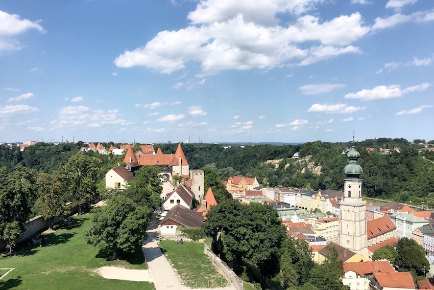 Blick nach Nord-Ost, Richtung Altstadt Burghausen und Salzach Blick nach Nord-Ost, Richtung Altstadt Burghausen und Salzach