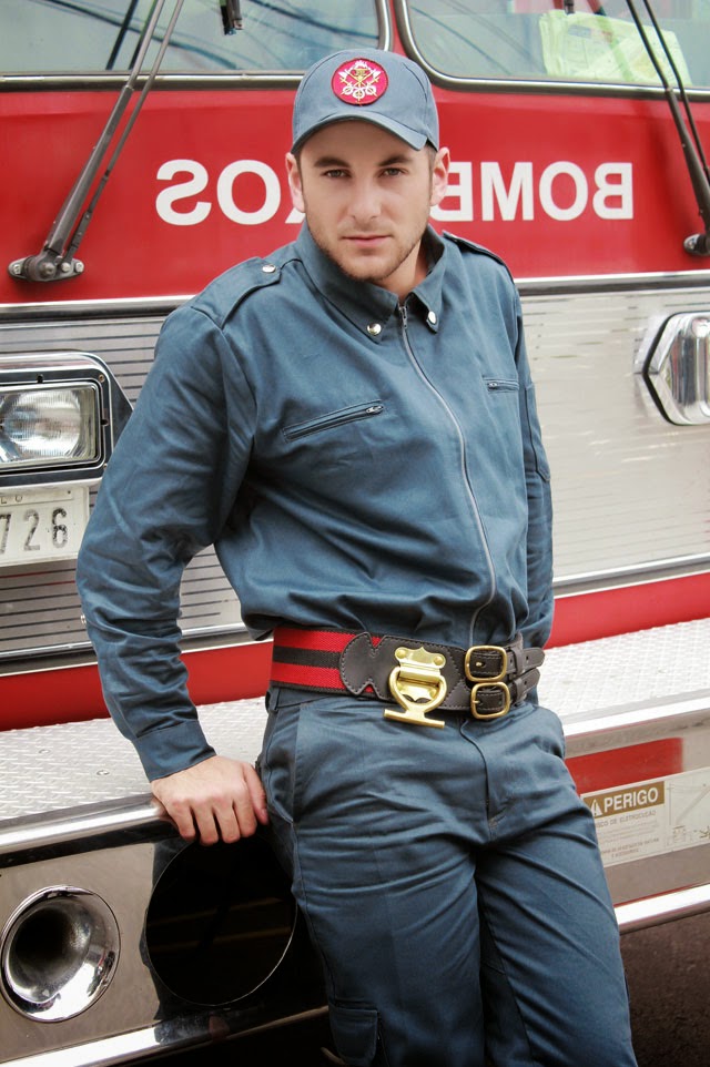Peter Petry posa de bombeiro. Foto: Eduardo Brunelly