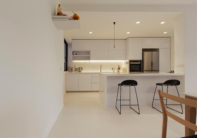 Una cocina blanca, abierta y con la placa de cocción oculta - Cocinas