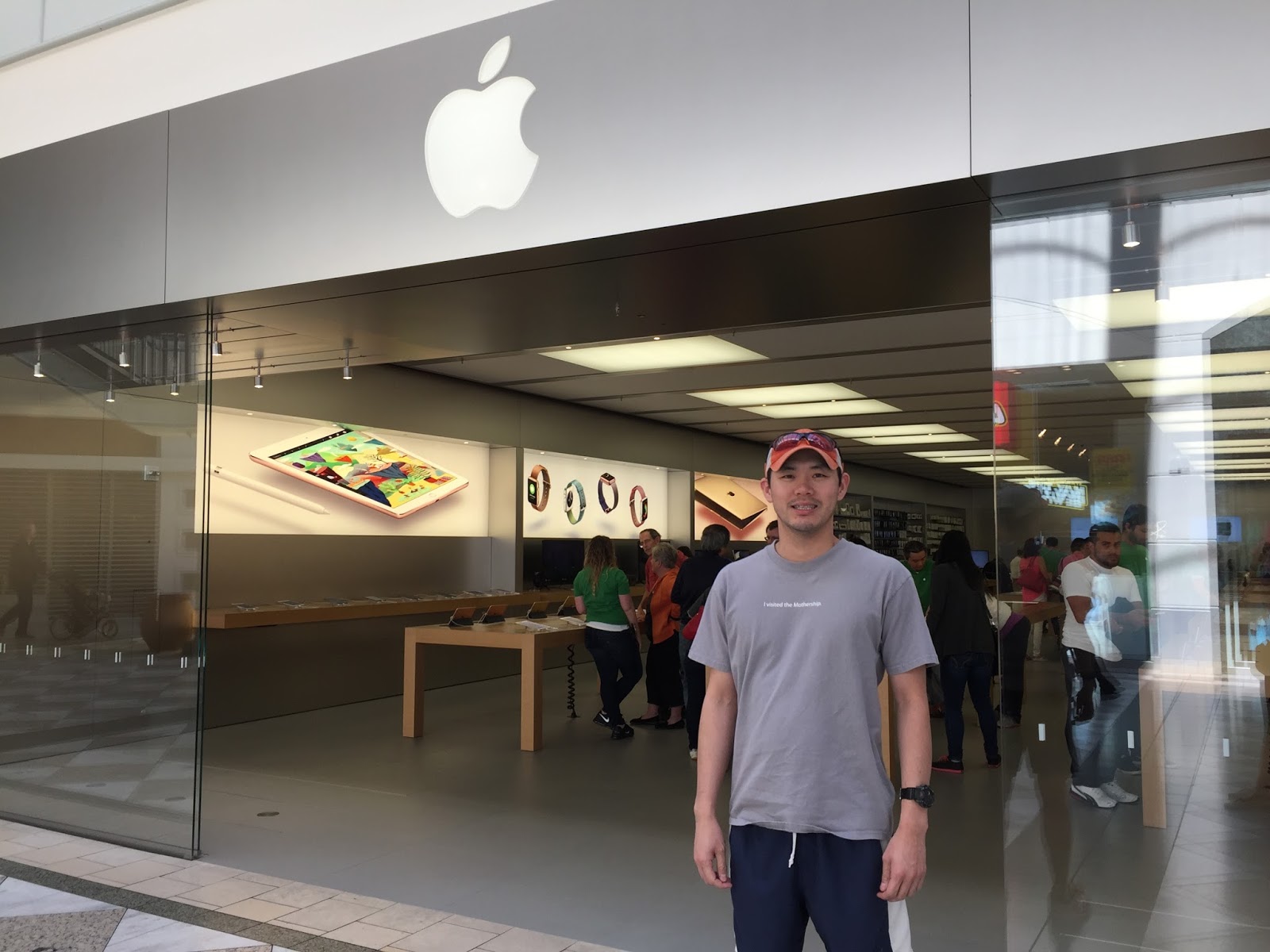 All Apple Store Hillsdale Shopping Center in San Mateo, CA (1/268)