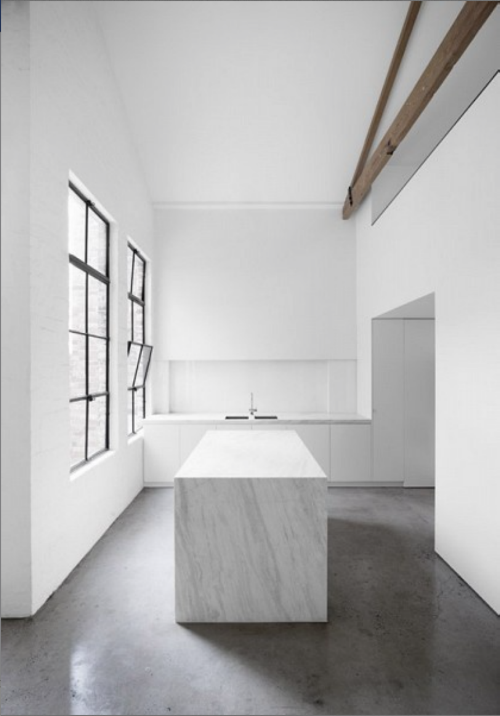 Weiße Küche Marmorblock Sprossenfenster Architekt Joseph Dirand