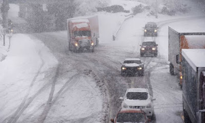 Φονική χιονοθύελλα στις ΗΠΑ:  οδηγοί εγκλωβίστηκαν για ώρες στα αυτοκίνητά τους και χιλιάδες πτήσεις ακυρώθηκαν