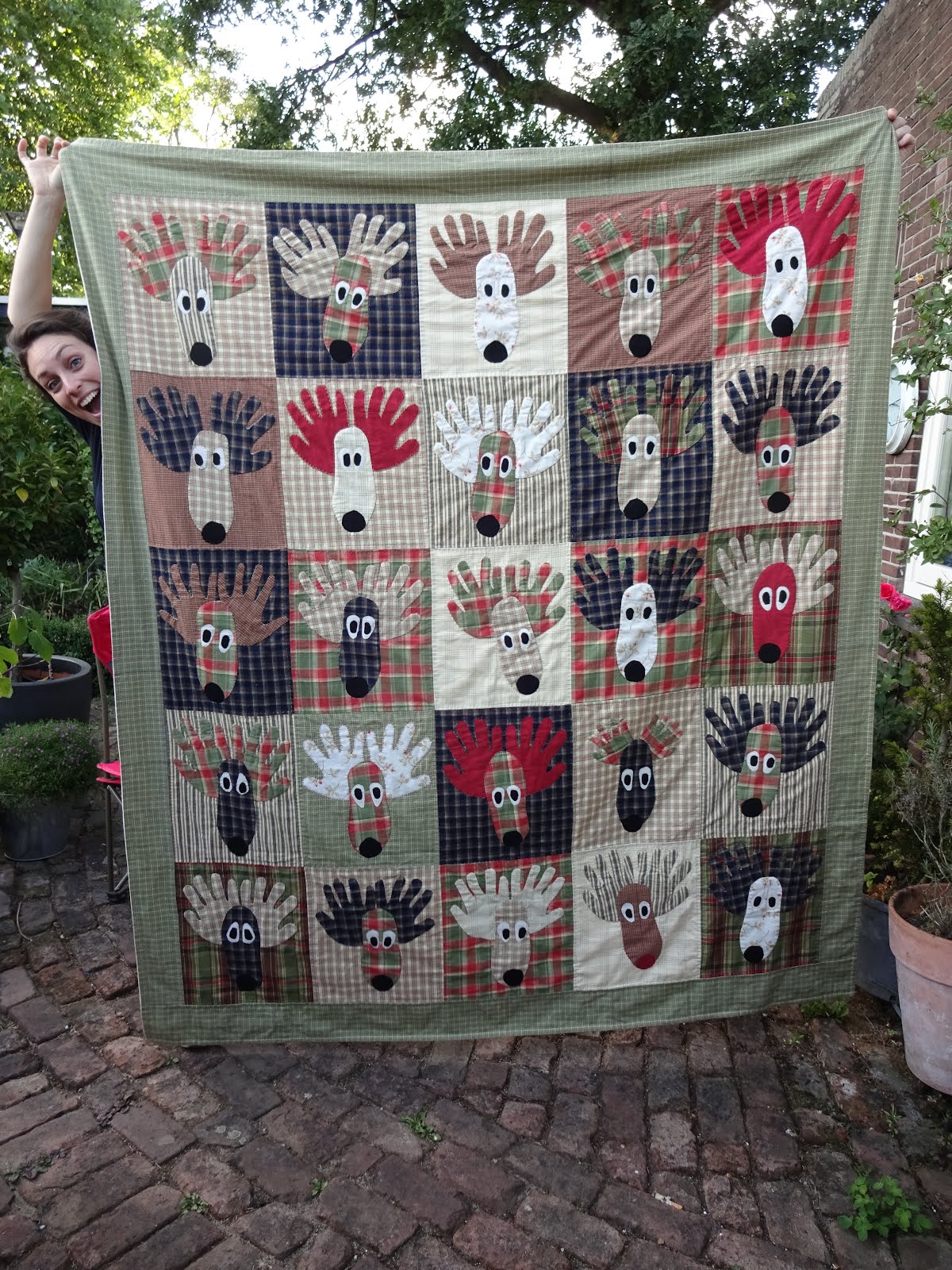 Met onze hele familie een Elandenquilt gemaakt voor Moeder/Oma.