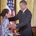 Escritora dominicana Julia Álvarez es galardonada por Barack Obama 