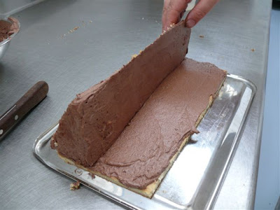 ráhelyezzük az aljára a csokoládé krémmel megkent tésztákat