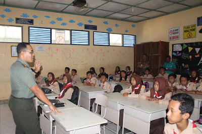 DANDIM JADI GURU SEHARI DI SMPN 5 SRAGEN