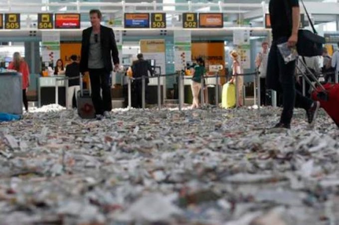 Szemétben gázolnak az utasok a reptéren, sztrájkolnak a takarítók - felvétel