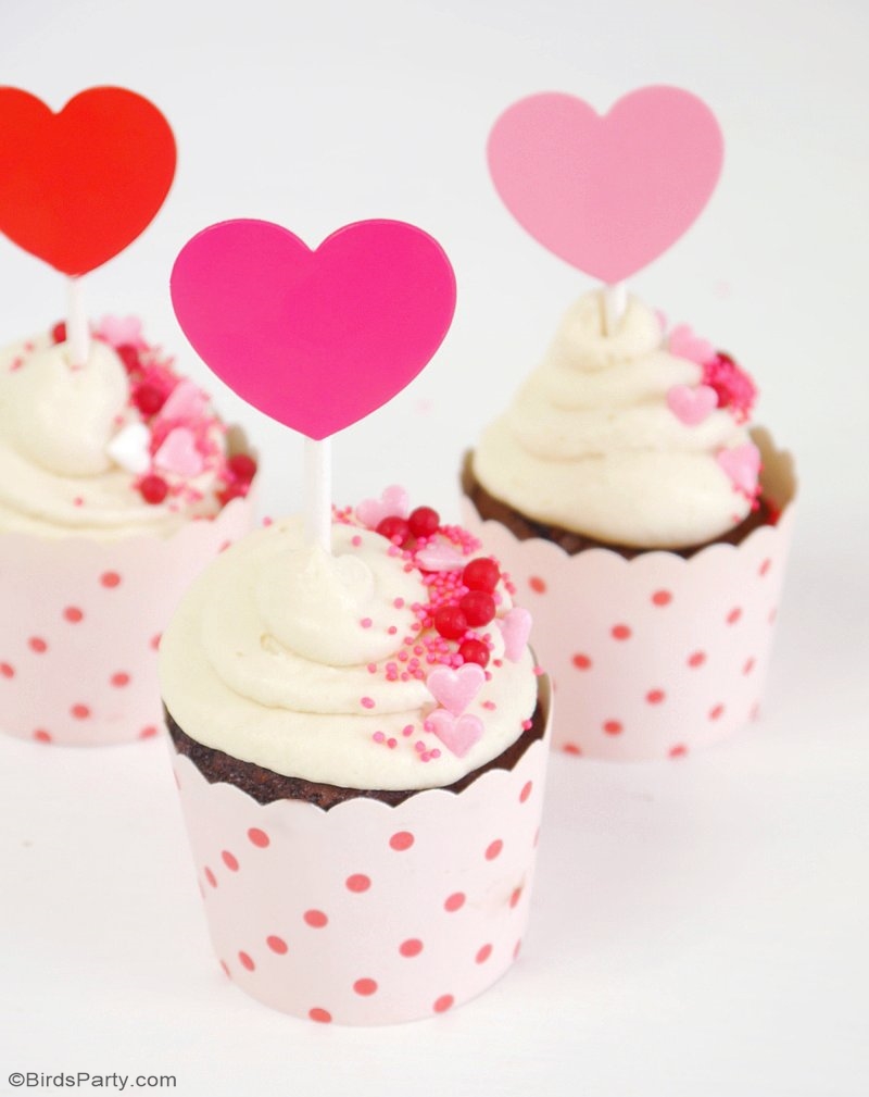 Chocolate Cupcake with Mascarpone Frosting - delicious, quick and easy dessert recipe to make for Valentine's Day party or to treat a loved one! | BirdsParty.com