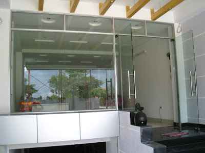 Cửa kính cường lực bản lề sàn cho tòa nhà văn phòng Cửa kính cường lực bản lề sàn cho tòa nhà văn phòng