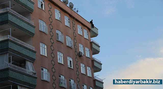 Diyarbakır Kayapınar'da intihar etmek isteyen kişi son anda ikna edildi DİYARBAKIR-Merkez Kayapınar ilçesinde bir apartmanın 7’nci katından kendini atmak isteyen bir kişi itfaiye ekibi ve polislerin uğraşıyla son anda ikna edildi.