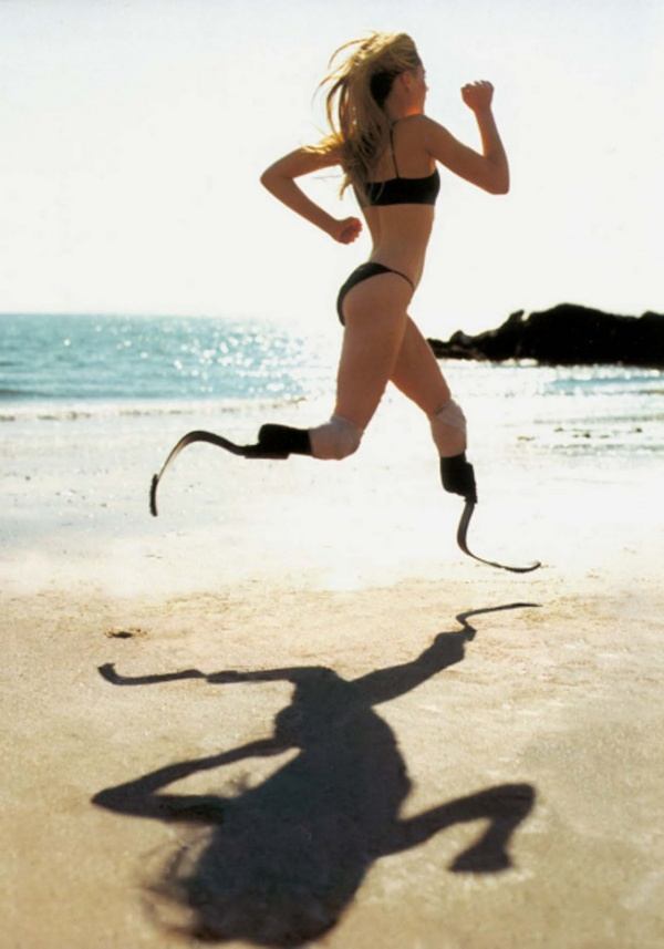 36 years Aimee Mullins managed much - she made her modeling career, active in films, has set two world records in running and long jump and won an honorable place in the list of the 50 most beautiful people in the world according to People. All this would seem natural for a single-minded active young women, if not for the fact that Amy has no legs.