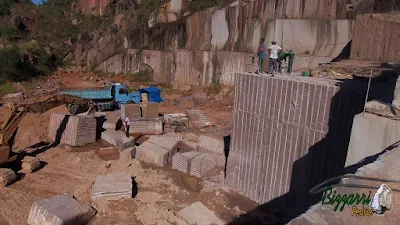 Bizzarri, da Bizzarri Pedras, fazendo o que gosta, garimpando pedras na pedreira. Na foto, escolhendo os blocos de pedra de granito vermelho para poder cortar para as mesas de pedra no jardim, pedras para paisagismo, pedra para escada, pedra para piso e pedra para pias.