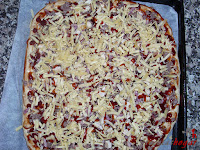 Pizza barbacoa con borde sorpresa-añadiendo queso