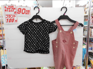 １００円子供服90㎝黒のＴシャツとオーバーオール