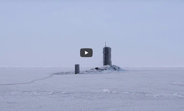 Υποβρύχιο αναδύεται μέσα από τον πάγο στον Αρκτικό Ωκεανό (Βίντεο)