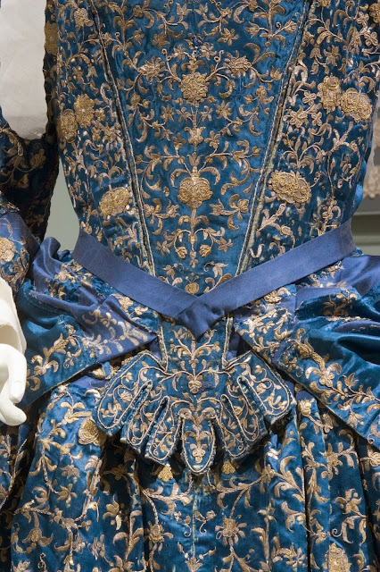 Isis' Wardrobe: Researching the early mantua