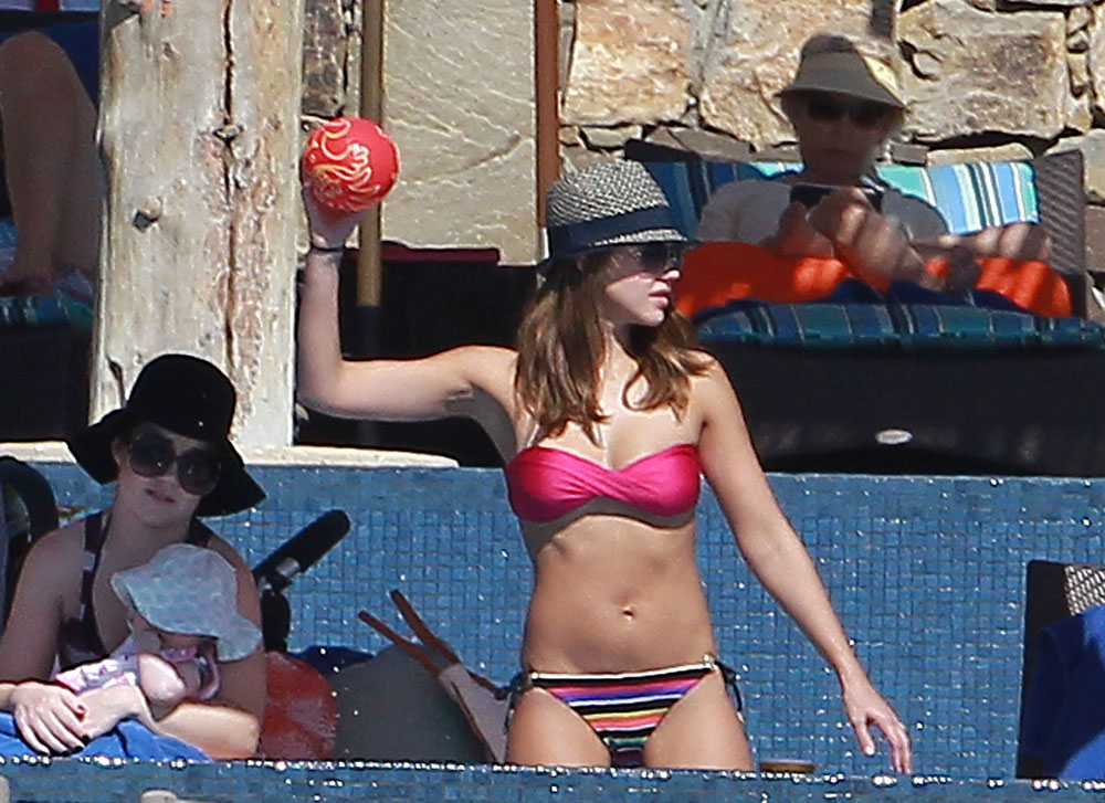 Jessica Alba Shows Body in Bikini
