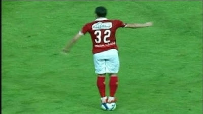لاعب الأهلي يقف على الكرة والزمالك يغضب ويثور وقفة رمضان تتكرر في الناشئين