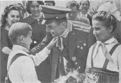 Пионеры Болгарии повязывают галстук Юрию Гагарину