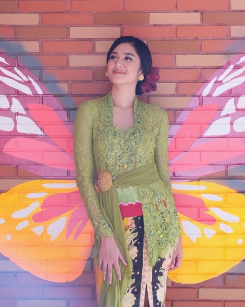 Model Baju Kebaya Mikha Tambayong Warna Hijau Transparan Artis Cantik dan Anggun Model Baju Kebaya Mikha Tambayong Warna Hijau Transparan Artis Cantik dan Anggun