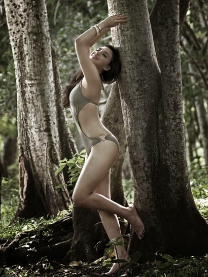 Seksinya Manohara Pose Bikini di Hutan