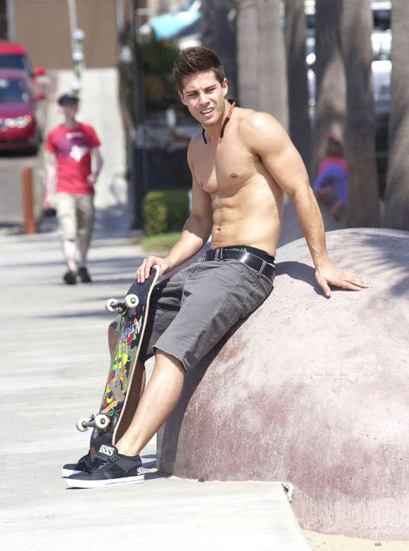 Miong21 @ Blogspot: Dean Geyer - Shirtless Skateboard