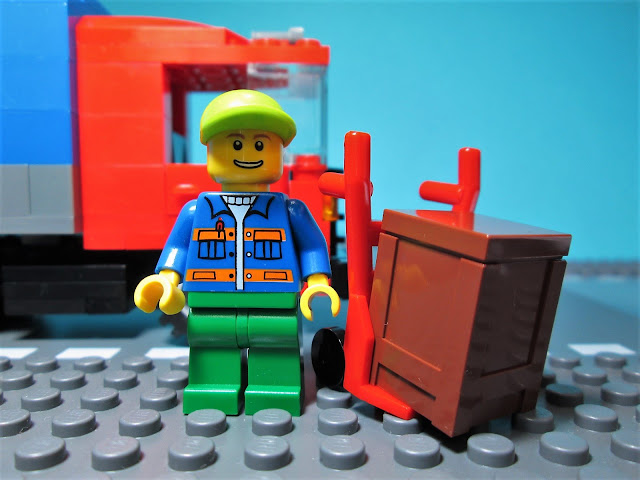 MOC LEGO Camião vermelho de distribuição