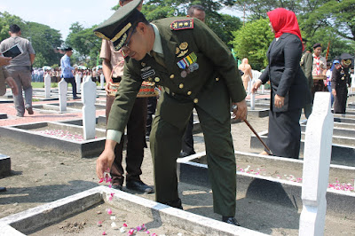 UPACARA TABUR BUNGA DALAM RANGKA MEMPERINGATI HARI PAHLAWAN KE – 72
