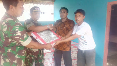 DANRAMIL SIDOHARJO SECARA SIMBOLIS SERAHKAN BANTUAN KERAMIK 300 KARTON KE GEREJA SANTO YOSEP