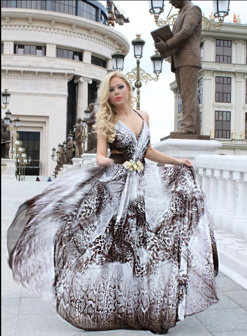 Viktorija Loba auf der neuen Brücke der Kunst in Skopje!