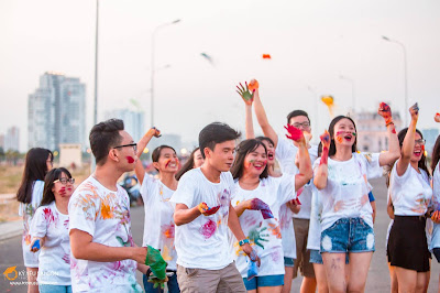 chụp ảnh kỷ yếu lầy lội với bột màu chụp ảnh kỷ yếu lầy lội với bột màu