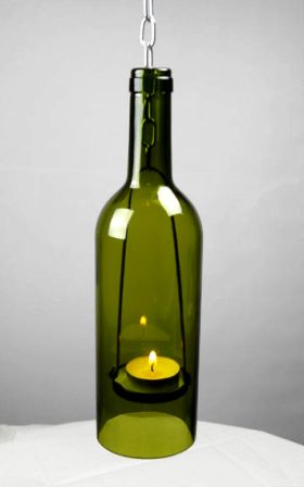 Botol kaca bekas jika dijual ke penadah hanya dapat menghasilkan beberapa ribu rupiah saja, tetapi j